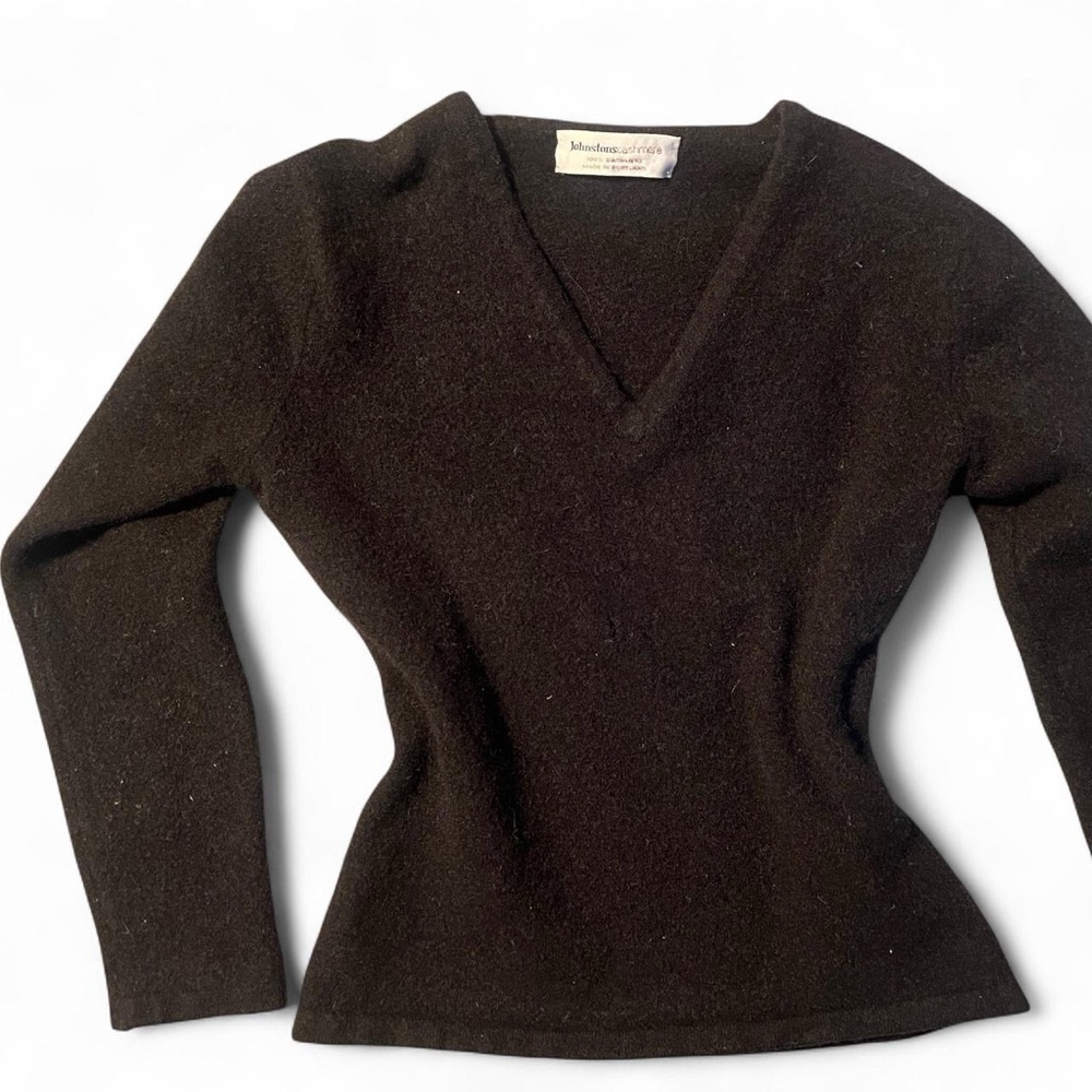 Johnstons of Elgin Cashmere Black Vneck Sweater